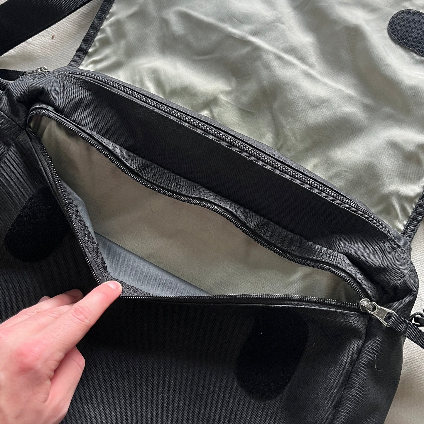 Salomon - 2000s Messenger (Laptop) Shoulder Bag