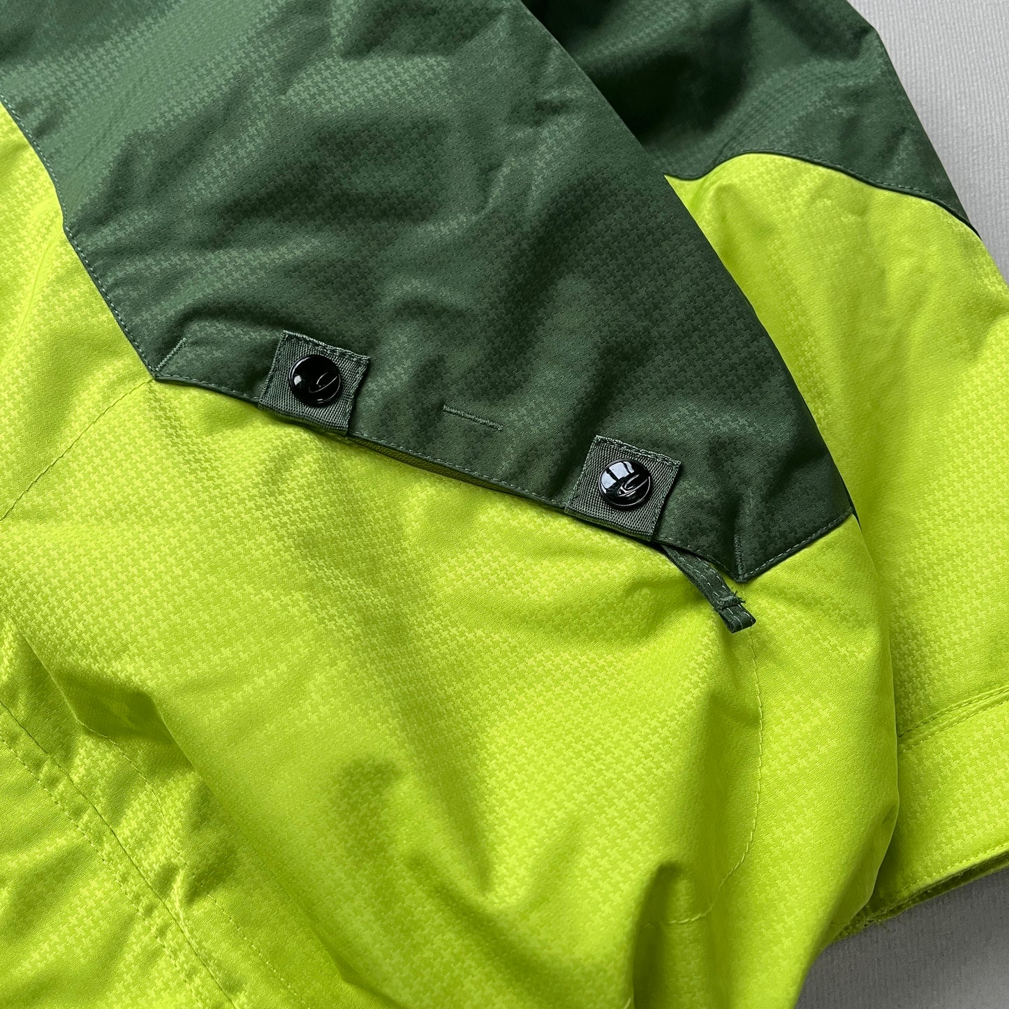 Oakley - 2010 Magnet Technical Vent Ski Jacket (M)