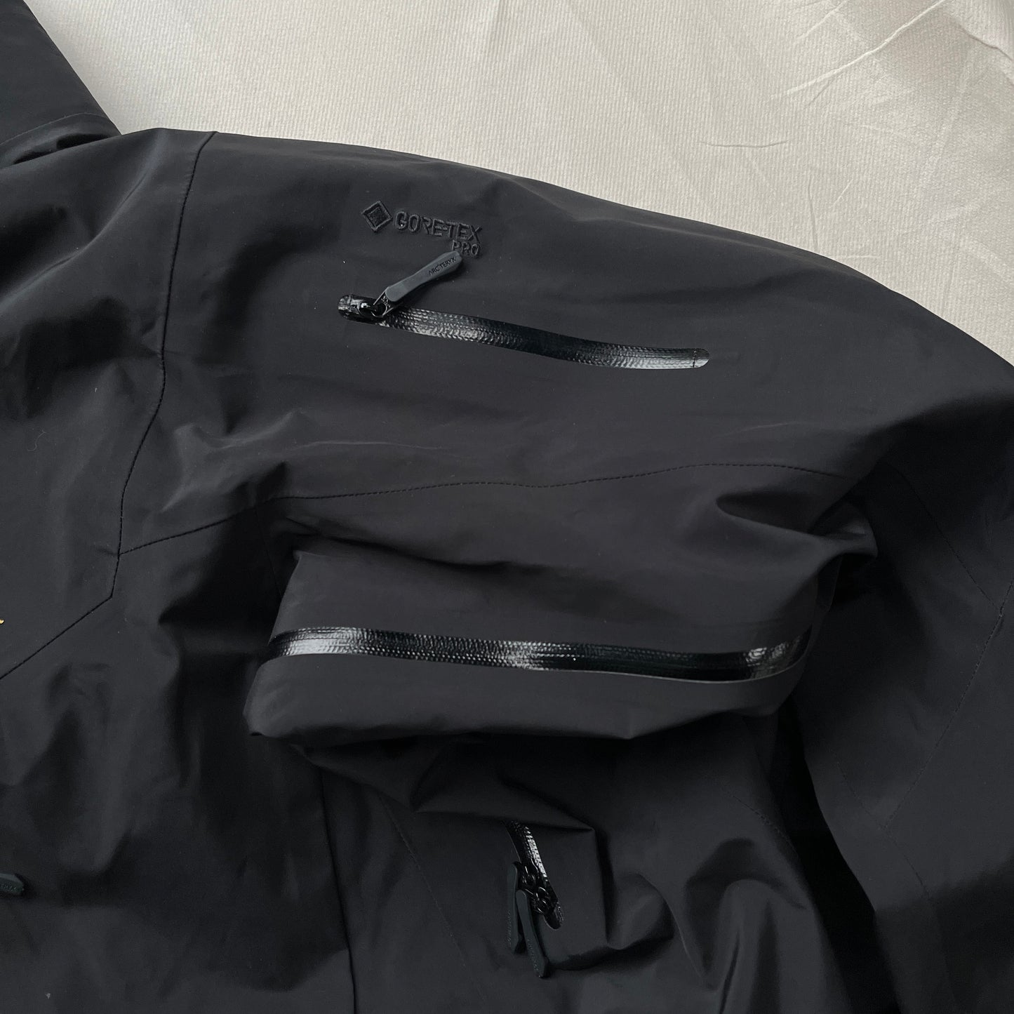 Arc'teryx - Alpha SV Gore-Tex Pro Shell Jacket (L)