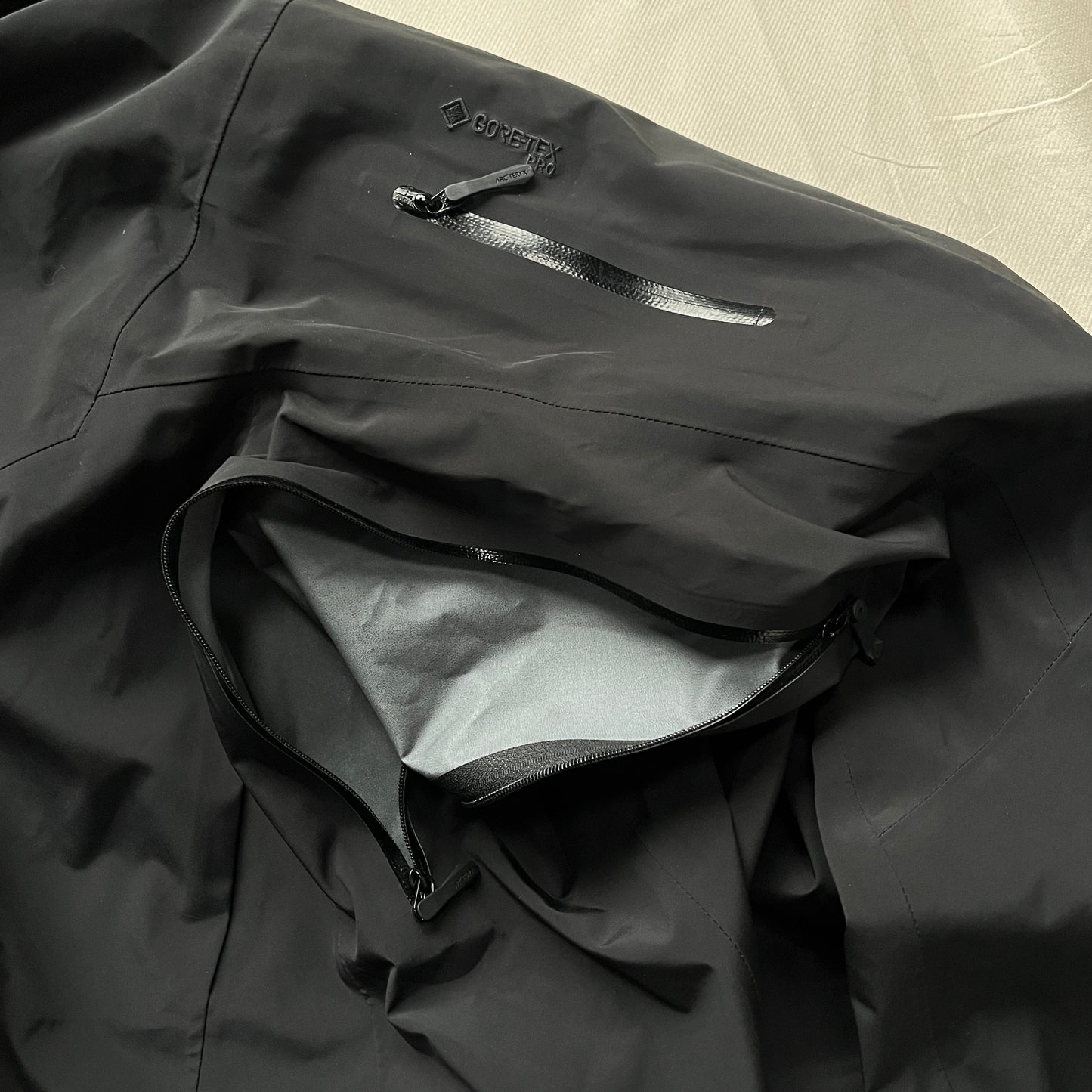 Arc'teryx - Alpha SV Gore-Tex Pro Shell Jacket (L)