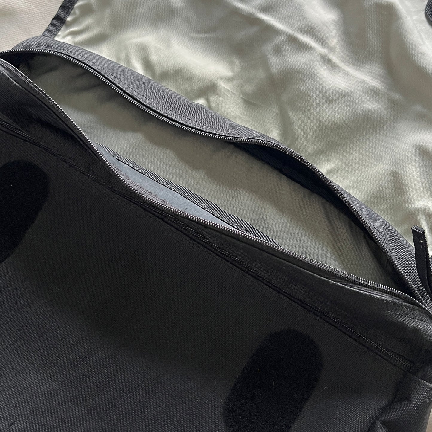 Salomon - 2000s Messenger (Laptop) Shoulder Bag