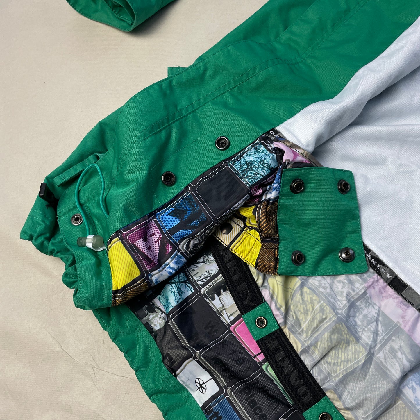 Oakley - 2011 Magnet Technical Vent Ski Jacket (L)