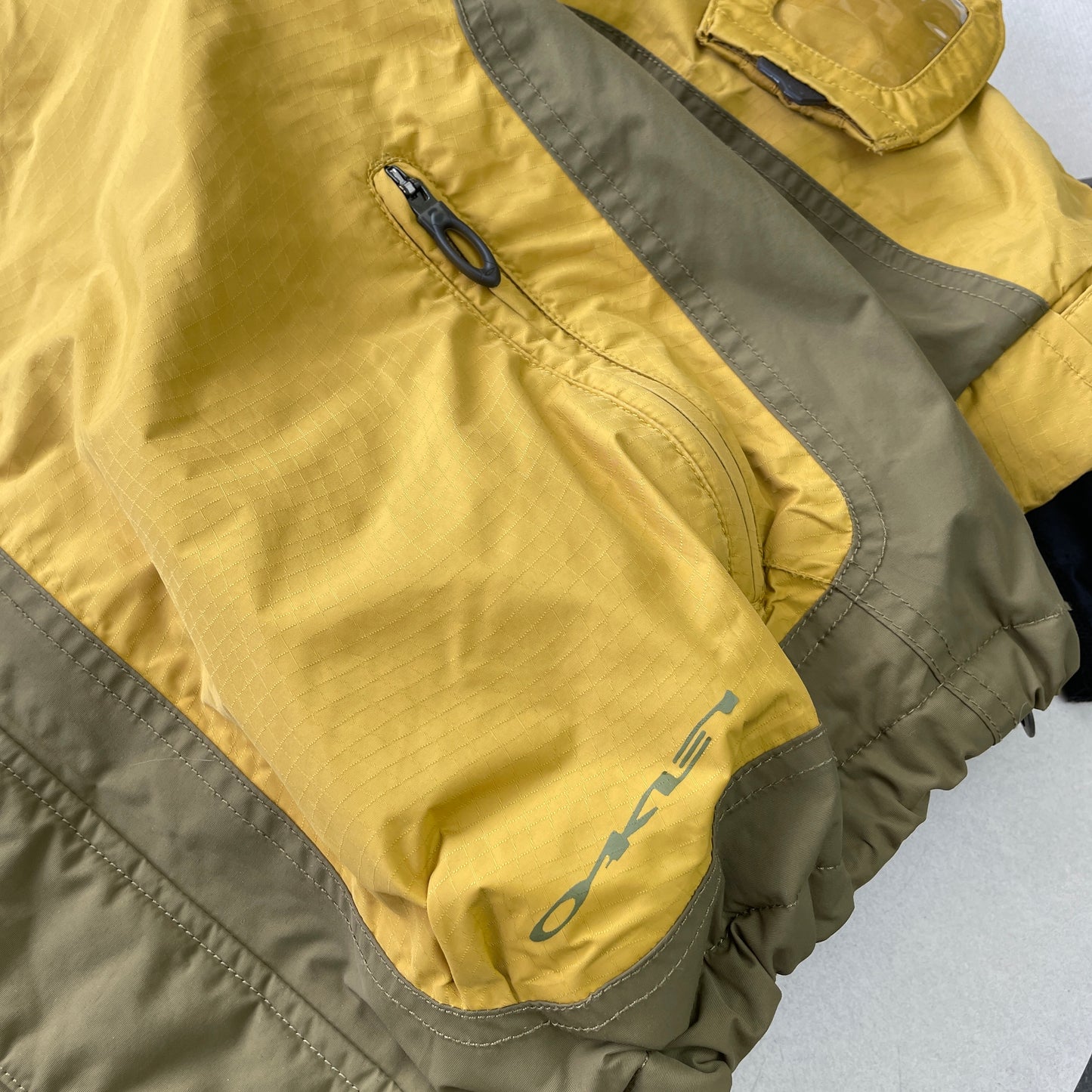 Oakley - 2006 Road Fuel Magnetic Vent Flap Insulated Weatherproof Jacket (M)