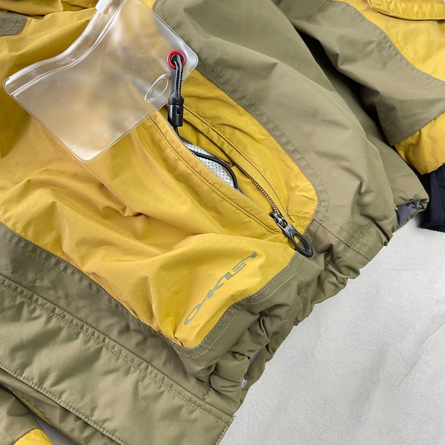 Oakley - 2006 Road Fuel Magnetic Vent Flap Insulated Weatherproof Jacket (M)